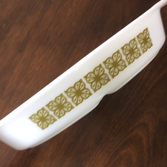 Vintage Pyrex 1.5 Qt. Divided Dish - Picture 3 of 16